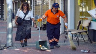 Gündüz süpürge, akşam raket sallıyor