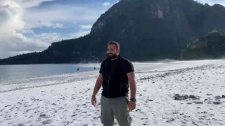Güneşlenip denize giren tatilcilere dolu sürprizi