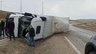 Güründe kamyon devrildi: 1 yaralı