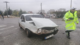 Hafif ticari araç ile otomobil çarpıştı: 2 yaralı