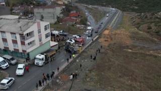 Hafriyat kamyonu otomobilin üzerine devrildi