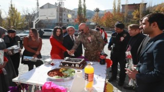 Hakkari Emniyetinden öğretmenlere sürpriz hediyeler