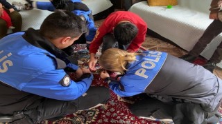 Hakkari polisi ihtiyaç sahibi aileleri sevindirmeye devam ediyor