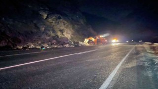 Hakkari-Van karayolunda kaya düştü: 2 yaralı