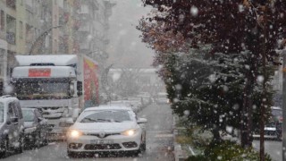 Hakkaride lapa lapa kar yağışı