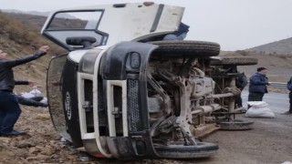Hakkaride minibüs yan yattı: 5 yaralı