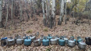 Hakkaride toprağa gömülü 18 dolu tüp ve 40 litre mazot ele geçirildi