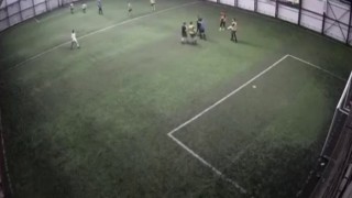 Halı saha boks ringine döndü, kalabalık zor ayırdı