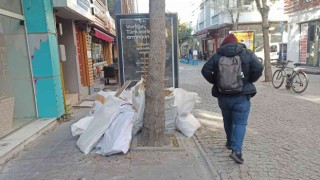 Harfiyat torbaları kaldırımı kapadı