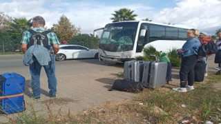 Havalimanına turistleri taşıyan midibüs karşı şeride geçti, kaza ucuz atlatıldı