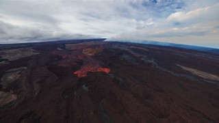 Hawaiideki Mauna Loa Yanardağı havadan görüntülendi