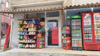 Hayırsever iş insanı bakkalın veresiye defterindeki borçları ödedi