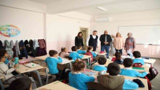 Hem güçlendirilen hem de büyüyen okuldan Başkan Yücele plaket