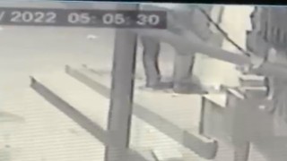 Her gün binlerce kişinin su içtiği tarihi çeşmenin musluklarını çaldılar