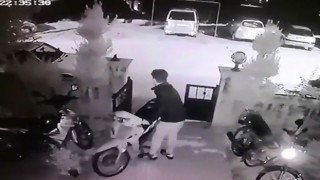 Hırsızdan, çalınan motosikletini geri istedi