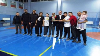 Hisarcıktaki voleybol turnuvasının şampiyonu Şehitler Ortaokulu oldu