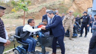 Hizanda akülü tekerlekli sandalye dağıtımı