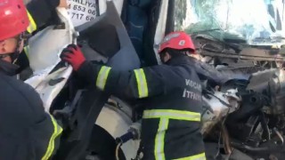 Hurdaya dönen kamyonda sıkışan yaralı böyle kurtarıldı