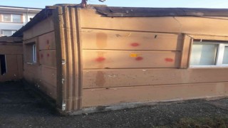 Husumetlisinin evini kundaklamaya gitti, ağabeyi vuruldu