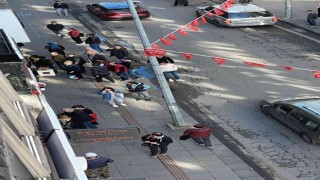 İki genç kız arasında sokakta kavga etti