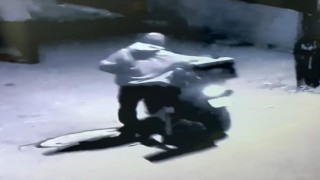 İki kişi motosikleti çaldı