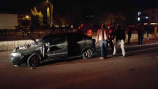 İki otomobil çarpıştı, sürücüler kazayı yara almadan atlattı