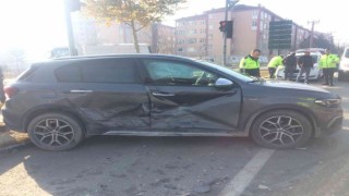 İki otomobil kavşakta çarpıştı: 3 yaralı