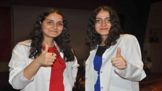 İkizler üniversitede de ayrılmadı, birlikte önlük giydi
