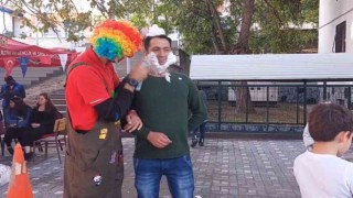 İlçe halkı ilk defa gördükleri palyaçoyla doyasıya eğlendi