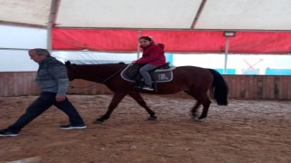 İlk kez ata binen miniklerin mutluluğu