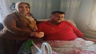 İnşaattan düşüp yatalak kalan eşine bebek gibi bakıyor