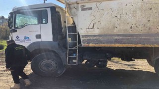 İş kamyonuyla çarpışan araç hurdaya döndü; 4 yaralı