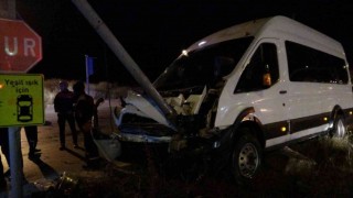 İşçi servisi sinyalizasyon direğine çarptı: 2si ağır 9 yaralı