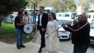 İşitme engelli çiftin nikah şahitleri de işitme engelli arkadaşları oldu