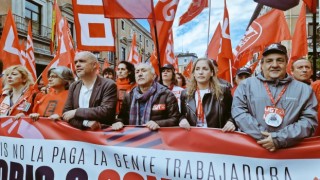 İspanyada binlerce kişi zam talebiyle sokaklara indi