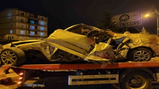 Ispartada meydana gelen kazada otomobil hurdaya döndü: 2 yaralı