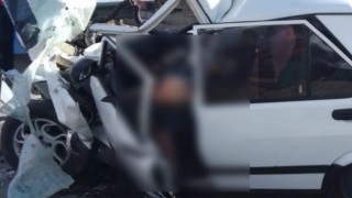 Ispartada otomobil yol süpürme aracına çarptı: 2 ölü