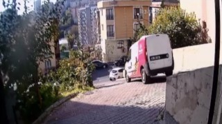 İstanbulda akıl almaz kaza kamerada: Araç 25 metreden aşağıya uçtu