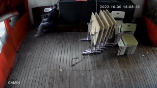 İstanbulda esnafı şoke eden hırsızlık kamerada: Ellerini yıkamaya gidince lavaboyu yerinde bulamadı
