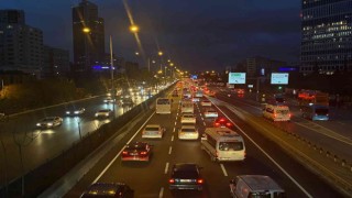 İstanbulda haftanın son iş gününde trafik yoğunluğu yaşandı