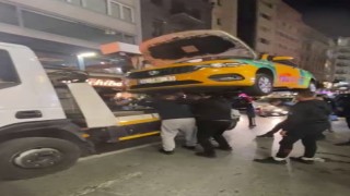 İstanbulda ilginç kedi kurtarma operasyonu kamerada: Çekiciyle taksiyi kaldırıp kediyi kurtardılar