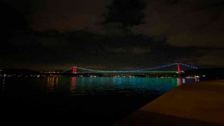 İstanbulda köprüler Azerbaycan bayrağının renkleriyle ışıklandırıldı