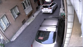 İstanbulda korku dolu anlar kamerada: Sevgilisiyle tartışan engelli genç dehşet saçtı