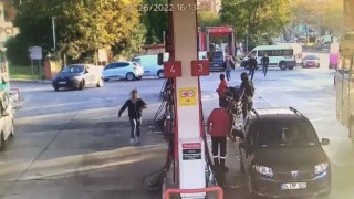 İstanbulda markette dehşet anları kamerada: Kovalayıp dövdükleri genci kaçırdılar