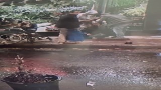 İstanbulda şoke eden hırsızlık kamerada: Tekerlekli sandalyeyle gelip yaralı adamın telefonunu çaldı