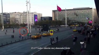 İstanbulun Beyoğlu ilçesinde pazar günü bölücü terör örgütü PKK/YPG tarafından yapılan saldırıda eylemi gerçekleştirilen teröristin Taksimdeki görüntüleri ortaya çıktı.