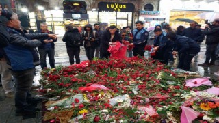İstiklal Caddesinde hayatını kaybedenler için oluşturulan platform ve bayraklar kaldırıldı