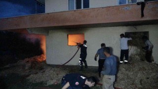 İtfaiye ekipleri samanlıktaki yangını binanın duvarını yıkarak söndürebildi