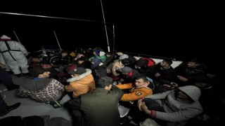 İzmir açıklarında 138 düzensiz göçmen kurtarıldı, 75 göçmen yakalandı