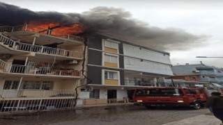 İzmirde 4 katlı binanın çatı katı alev alev yandı